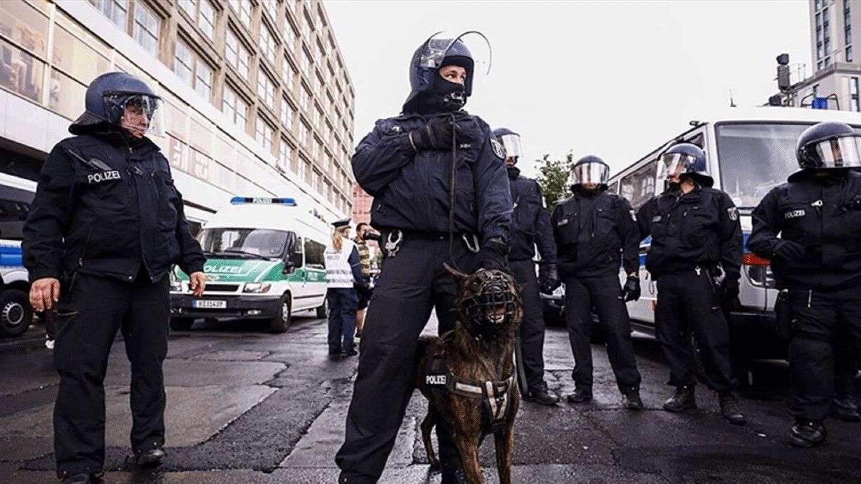Almanya da polis bıçaklı saldırgana şarjörü boşalttı: 2 yaralı